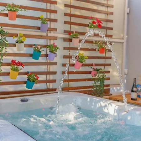 Διαμέρισμα New Delux Garden With Hotube ****