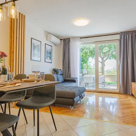 New Delux Garden With Hotube **** Split