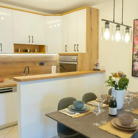 Apartment New Delux Garden With Hotube **** Split