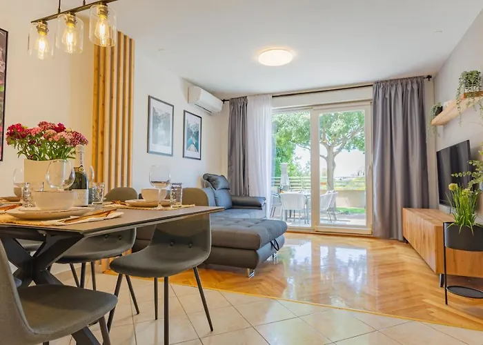 New Delux Garden With Hotube **** Split