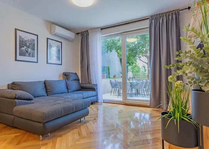 Apartment New Delux Garden With Hotube ****